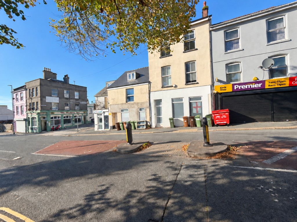 Lot: 104 - TWO FREEHOLD HMO PROPERTIES CLOSE TO DEVONPORT DOCKYARD - Front of the properties
